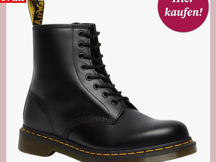 Klassischer schwarzer Schnürboot mit markanter gelber Naht und Zuglasche, auf hellem Hintergrund präsentiert. | © Dr. Martens