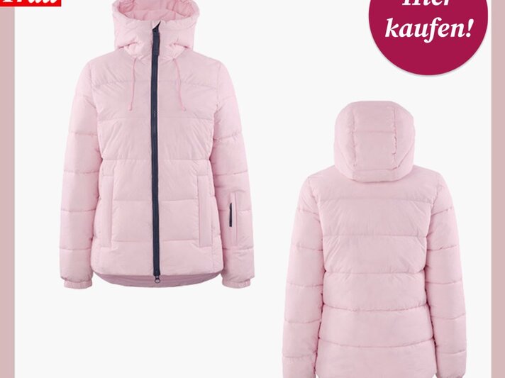 Rosa Ski-Steppjacke mit Kapuze, schwarzem Reißverschluss und zwei Taschen, Vorder- und Rückansicht vor weißem Hintergrund. | © Tchibo