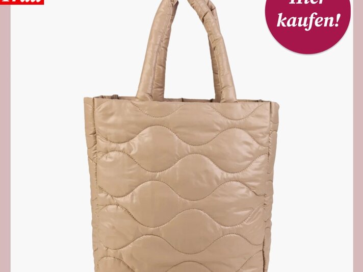Beigefarbene gesteppte Handtasche mit wellenförmigem Muster und kurzen Henkeln, vor weißem Hintergrund präsentiert. | © Lidl