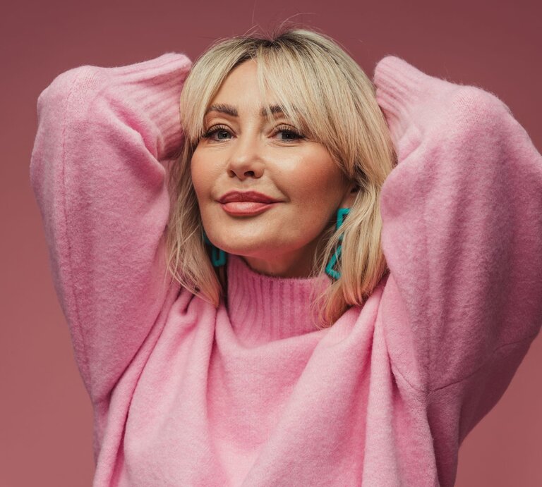 Mit diesem farbenfrohen Pullover von Tchibo hast du selbst bei grauem Wetter gute Laune. | © Getty Images/ Yulia Petrova