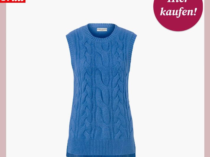 Ärmelloser blauer Strick-Pullunder von Tchibo mit Zopfmuster vor weißem Hintergrund, dazu ein roter Button mit "Hier kaufen!"-Schriftzug. | © Tchibo