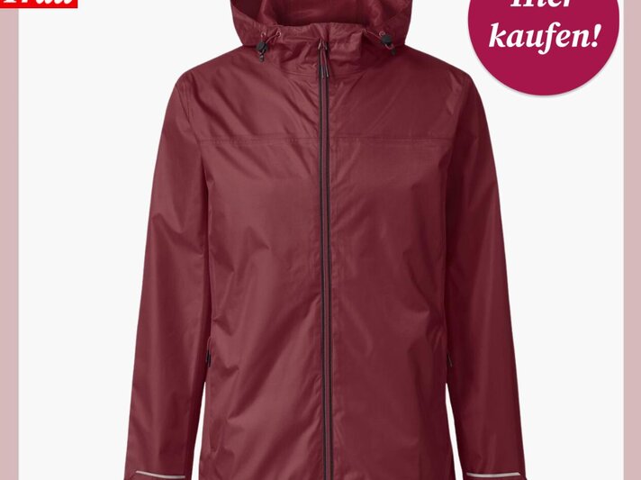Schlichte, bordeauxrote Damen-Regenjacke mit Kapuze und Reißverschluss, präsentiert vor hellem Hintergrund mit Kaufhinweis. | © Tchibo/ Collage: bildderfrau.de
