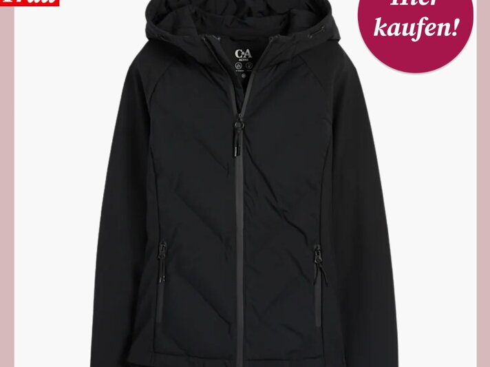Schwarze Softshelljacke-Jacke mit Kapuze und Reißverschluss, zwei Taschen mit Zippern vor weißem Hintergrund. | © C&A