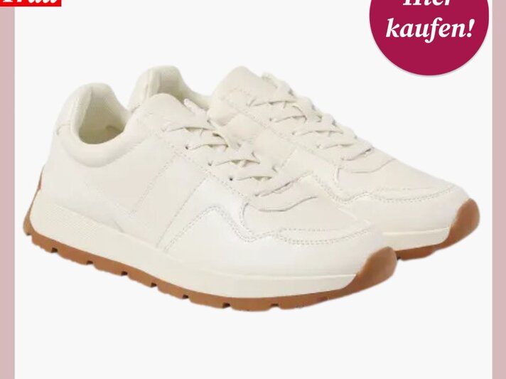Minimalistische weiße Sneaker für Damen mit brauner Profilsohle und schlichtem Design vor hellem Hintergrund. | © C&A