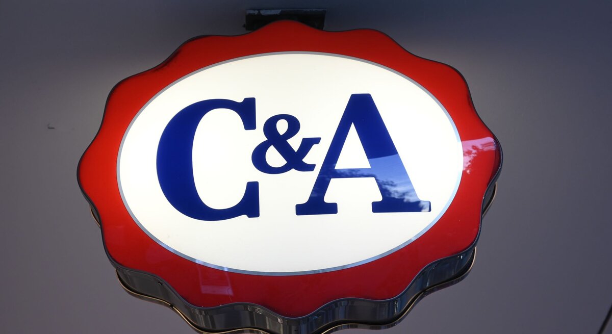 Leuchtendes C&A-Logo in blauer Schrift mit rotem Rand auf weißem Hintergrund.