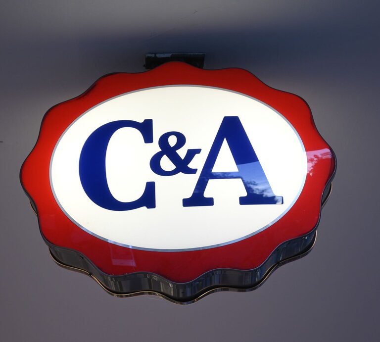 Leuchtendes C&A-Logo in blauer Schrift mit rotem Rand auf weißem Hintergrund. | © IMAGO / Funke Foto Services