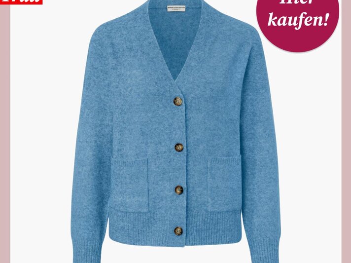 Hellblaue Damen-Strickjacke mit V-Ausschnitt, vier Knöpfen und aufgesetzten Taschen vor weißem Hintergrund. | © Tchibo
