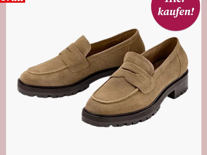 Beigefarbene Loafer aus Veloursleder mit breitem Absatz und rutschfester Sohle in moderner Optik vor weißem Hintergrund. | © Tchibo