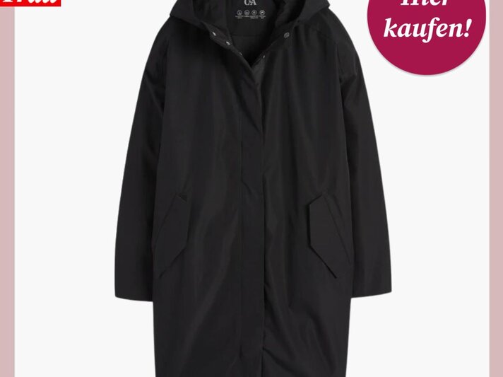Minimalistische, schwarze Regenjacke für Damen, hüftlang mit Kapuze und Seitentaschen, vor einem schlichten Hintergrund abgebildet. | © C&A