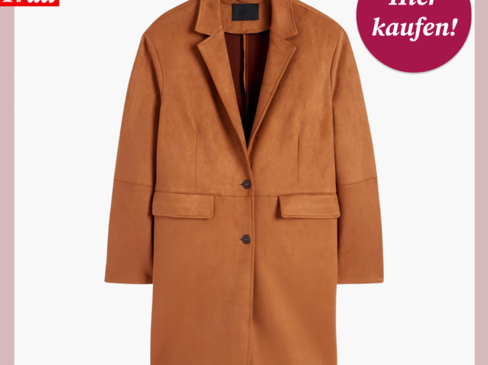 Werbebild von einer langen Übergangsjacke. Die Jacke ist kastig geschnitten und hat ein sattes Cognacbraun. | © C&A