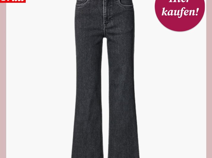 Schwarze Damenjeans mit leicht ausgestelltem Bein und mittelhohem Bund, auf weißem Hintergrund präsentiert. | © Tchibo