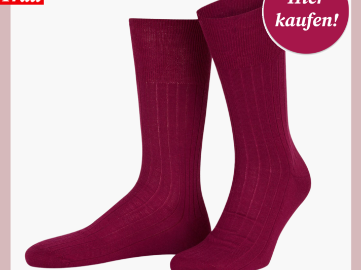 Werbebild von Socken in dunklem Rot. Die Socken sind aus Wolle und Kaschmir gefertigt. | © Falke