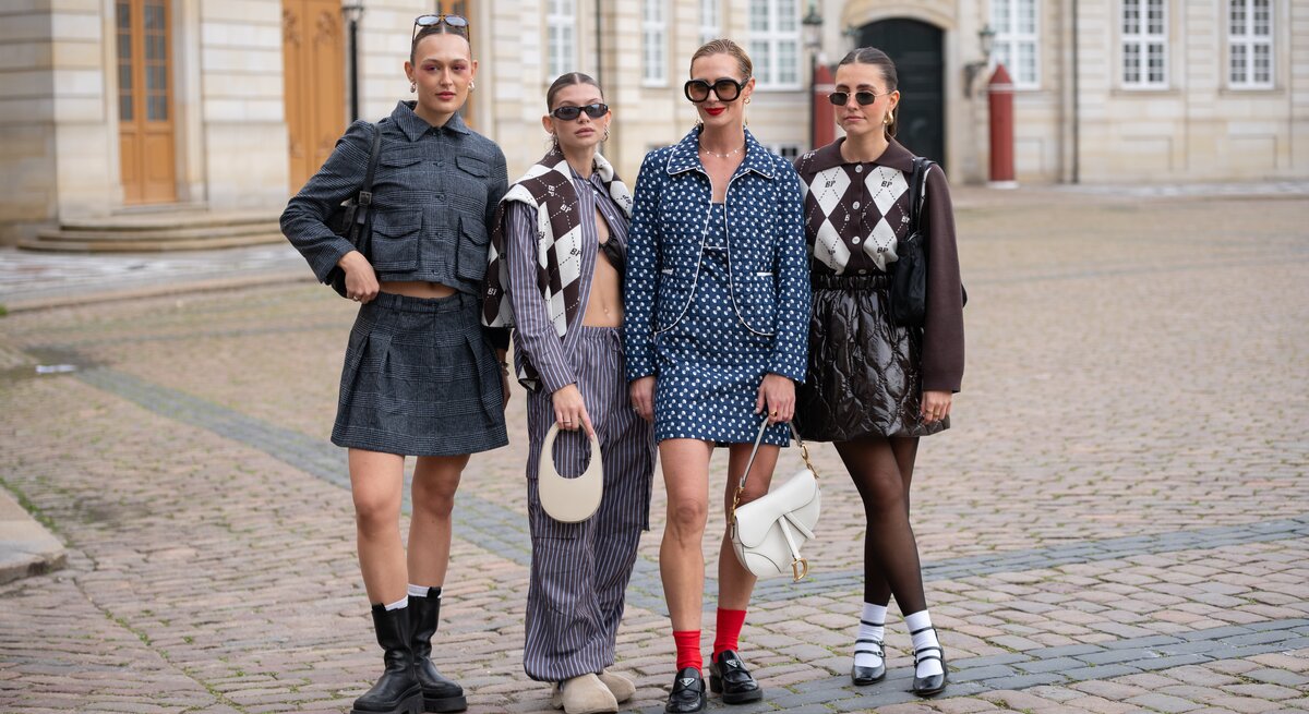 Streetstyle-Outfit aus Kleid, roten Socken und Loafern.