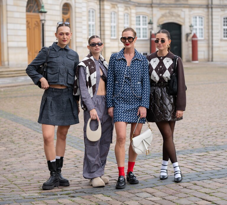 Streetstyle-Outfit aus Kleid, roten Socken und Loafern. | © GettyImages/Raimonda Kulikauskiene