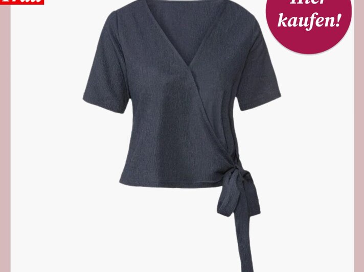 Dunkelblaues Wickelshirt mit V-Ausschnitt und kurzen Ärmeln, seitlich gebunden, auf weißem Hintergrund. | © Lidl