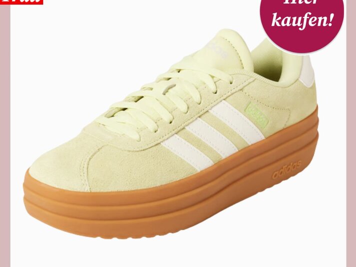 Gelber Adidas-Sneaker mit beiger Gummisohle und weißen Streifen auf weißem Hintergrund mit Kaufhinweis oben rechts. | © Adidas