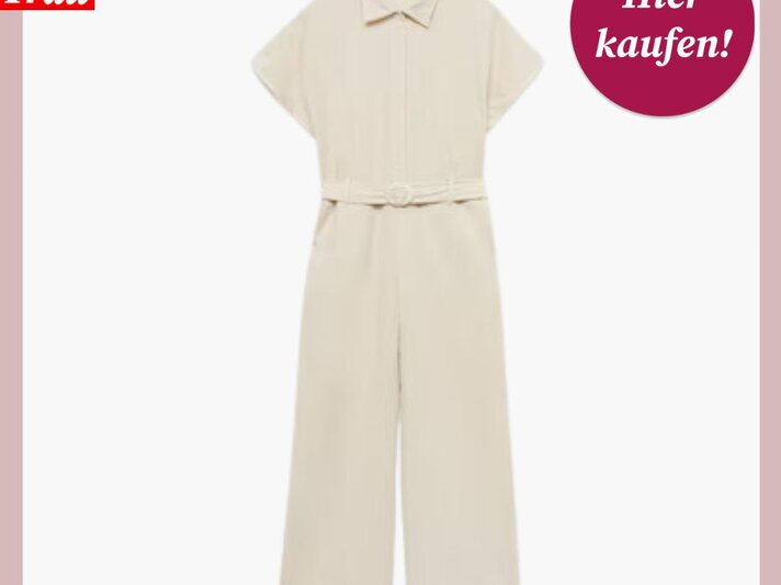 Cremefarbener Jumpsuit mit kurzen Ärmeln und Taillengürtel, beworben von Bild der Frau mit "Hier kaufen!"-Button. | © Mango