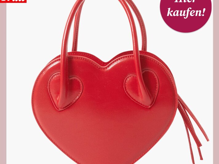 Rote Handtasche in Herzform mit zwei Henkeln und herzförmigen Details, vor weißem Hintergrund abgebildet. | © Monki