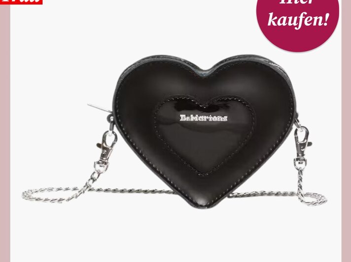 Schwarze, herzförmige Tasche mit silberner Kette und "Dr. Martens"-Logo vor weißem Hintergrund. | © Dr. Martens