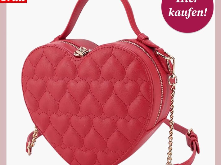 Herzförmige rote Tasche mit gestepptem Herzdesign, kurzem Griff und goldener Kette, auf hellem Hintergrund. | © Amazon