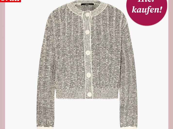 Weiß-graue Strickjacke mit großen Knöpfen und Rundhalsausschnitt vor weißem Hintergrund. | © someday