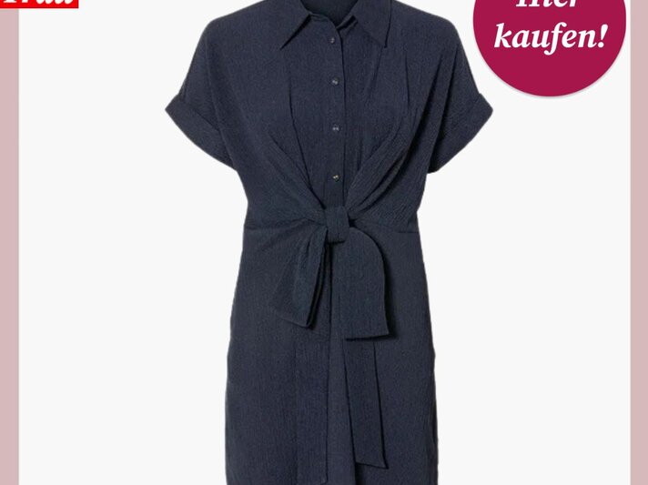 Elegantes dunkelblaues Kleid mit Knopfleiste und Schleife, beworben bei Bild der Frau | © Lidl/ Collage: bildderfrau.de