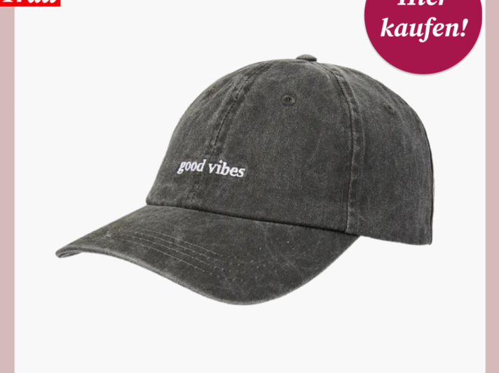 Werbebild von einer Cappy in verwaschenem Grau. Sie hat die Aufschrift "good vibes". | © C&A