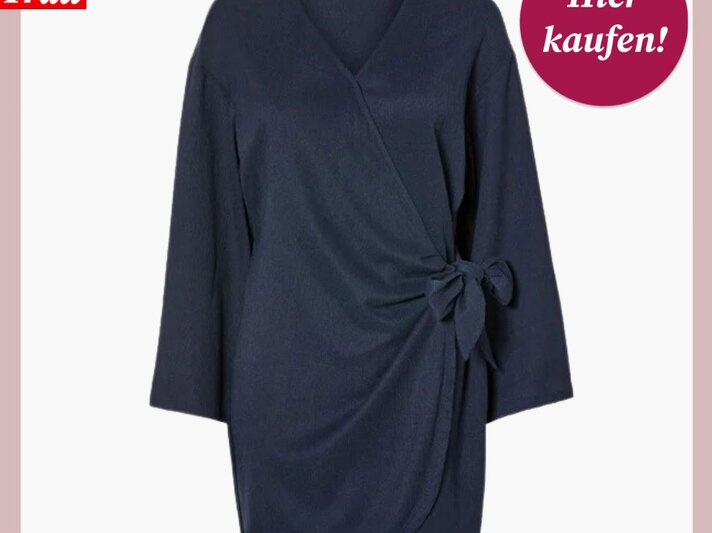 Dunkelblaues Wickelkleid mit V-Ausschnitt und Schleife an der Seite vor weißem Hintergrund. | © Lidl