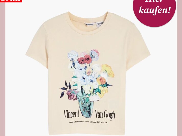 Ein beigefarbenes T-Shirt mit einem Blumenmotiv von Vincent van Gogh und dem Schriftzug "Vincent Van Gogh" vor hellem Hintergrund. | © C&A