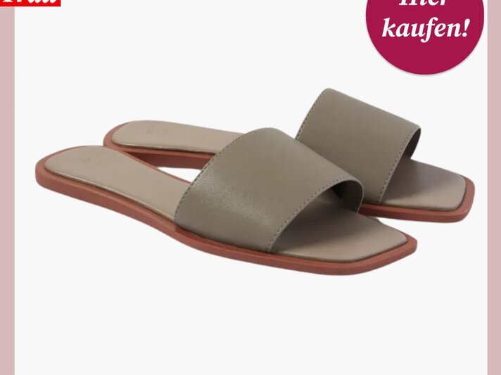 Schlichte bequeme Sandalen mit breitem olivgrünem Riemen und flacher Sohle, auf weißem Hintergrund | © C&A