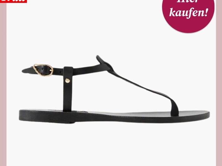 Elegante, schwarze Sandale mit dünnem Riemen und flacher Sohle, seitlich vor weißem Hintergrund. | © Net a Porter