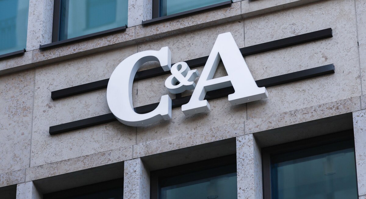 C&A Logo auf Fassade