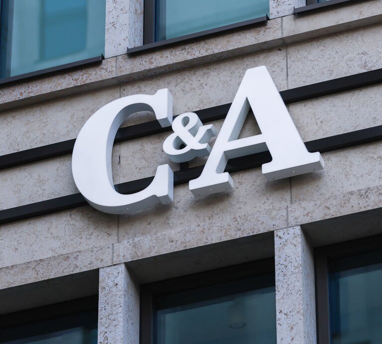 C&A Logo auf Fassade | © Getty Images
