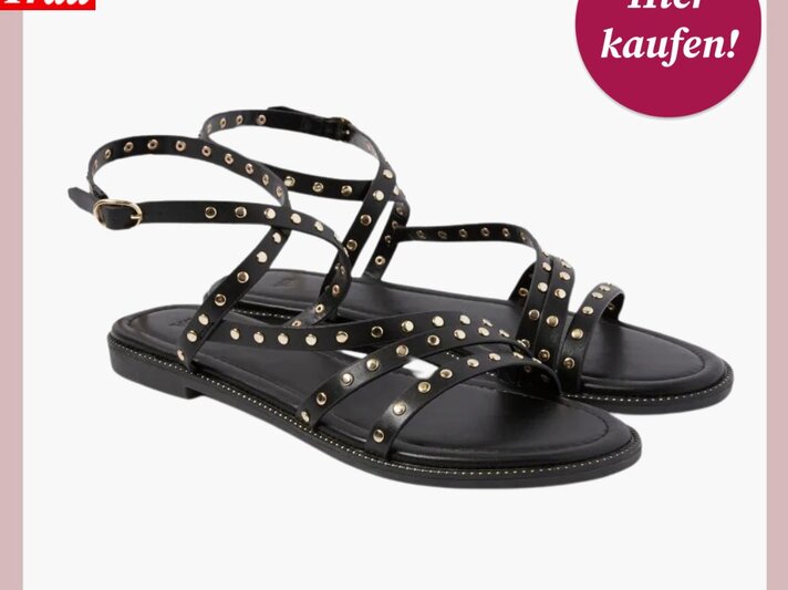 Elegante schwarze Riemchensandalen mit goldenen Nietenverzierungen, rechts oben ein "Hier kaufen!"-Button. | © C&A