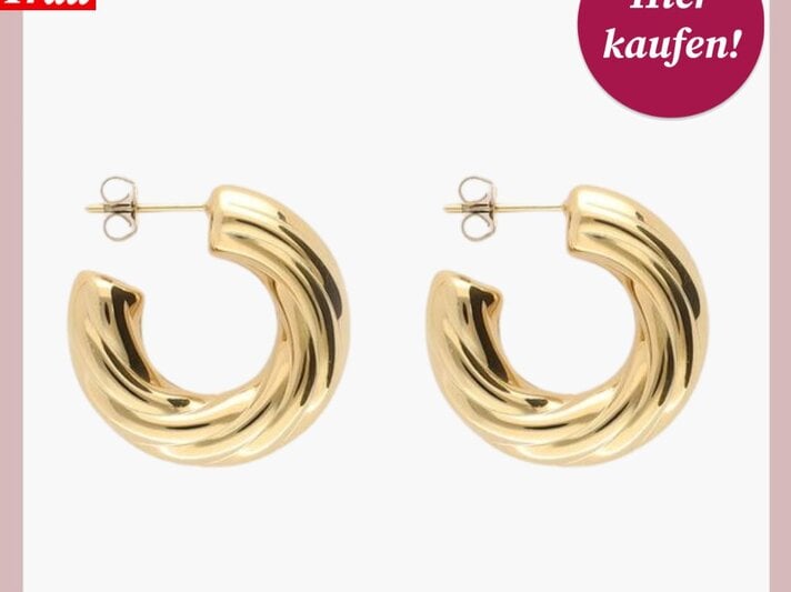 Runde, voluminöse Creolen aus poliertem Gold in gedrehter Optik, präsentiert auf hellem Hintergrund. | © my jewellery