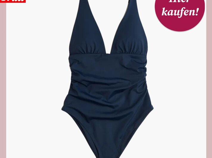 Dunkelblauer Badeanzug mit tiefem V-Ausschnitt und Raffungen in der Taille vor weißem Hintergrund. | © H&M
