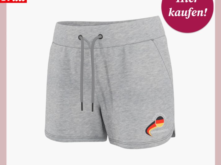 Werbebild von grauer Shorts. Sie hat einen Gummizug und eine Deutschlandflagge auf dem linken Bein | © Lidl