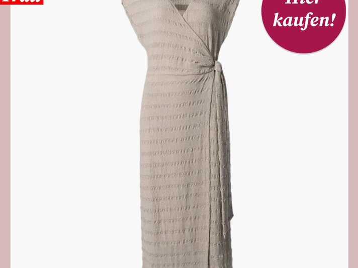 Knielanges beigefarbenes Kleid mit Wickeloptik und V-Ausschnitt, links oben "Bild der Frau" und ein roter "Hier kaufen!"-Button. | © Lidl