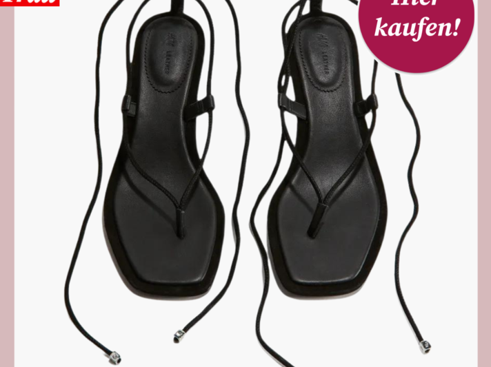 Werbebild von Riemchensandalen mit kleinem Absatz. Der Schuh ist schwarz und aus Veloursleder. | © H&M