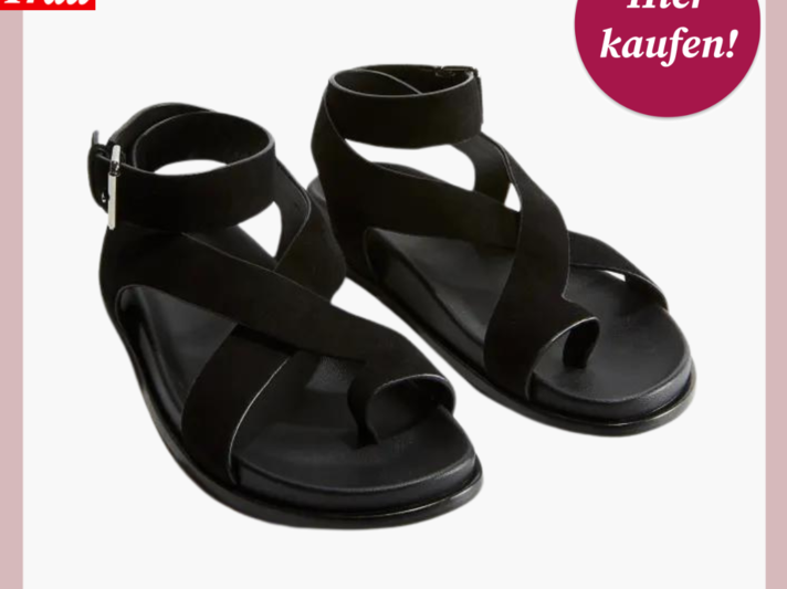 Werbebild von Sandalen in Schwarz. Die Sandalen sind aus Veloursleder und haben einen verstellbaren Riemen am Knöchel | © H&M