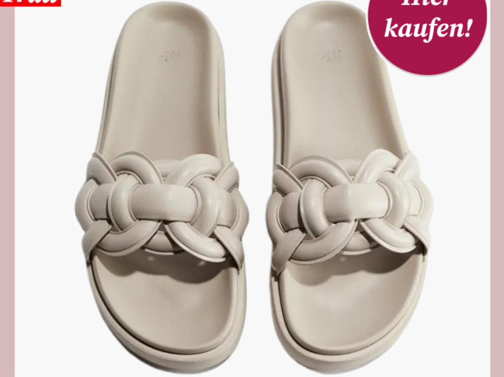 Werbebild von Pantoletten mit gedrehtem Detail an der Schnalle. Die Pantoletten sind beige und haben eine bequeme Sohle. | © H&M