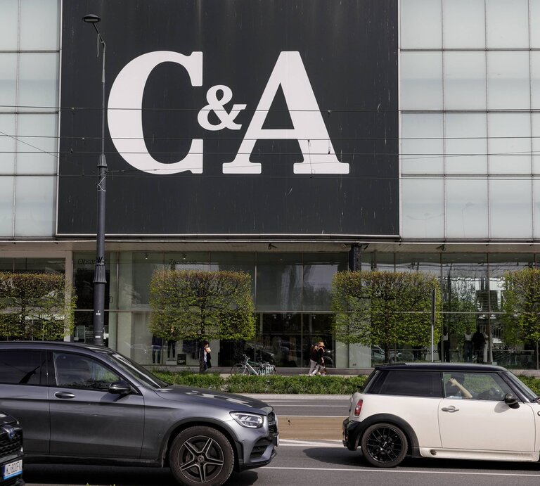 C&A-Gebäude mit großem Logo, davor fahren Autos auf der Straße | © IMAGO / SOPA Images