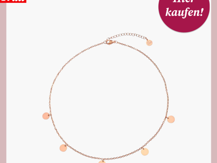 Elegante Halskette aus Roségold mit kleinen runden Anhängern, präsentiert auf einem zarten Rosa Hintergrund. | © Douglas