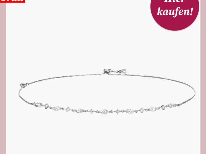 Feingliedrige Halskette, besetzt mit klaren Kristallen, präsentiert auf einer schlichten weißen Oberfläche. | © Douglas