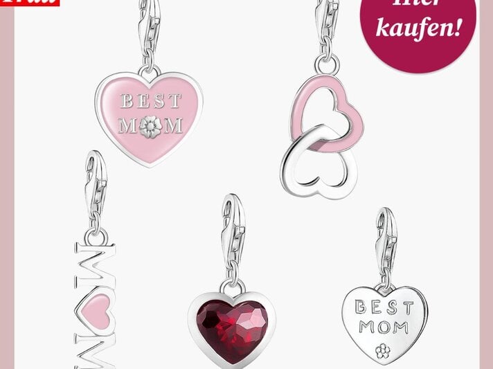 Fünf Muttertagscharms, darunter Herzen und Schrift, präsentiert mit "Bild der Frau"-Logo | © Thomas Sabo