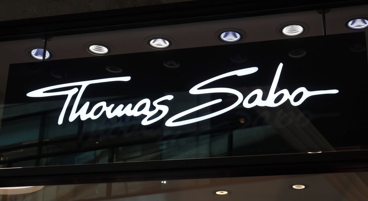 Zu sehen ist ein leuchtendes Schild, auf dem "Thomas Sabo" zu lesen ist.