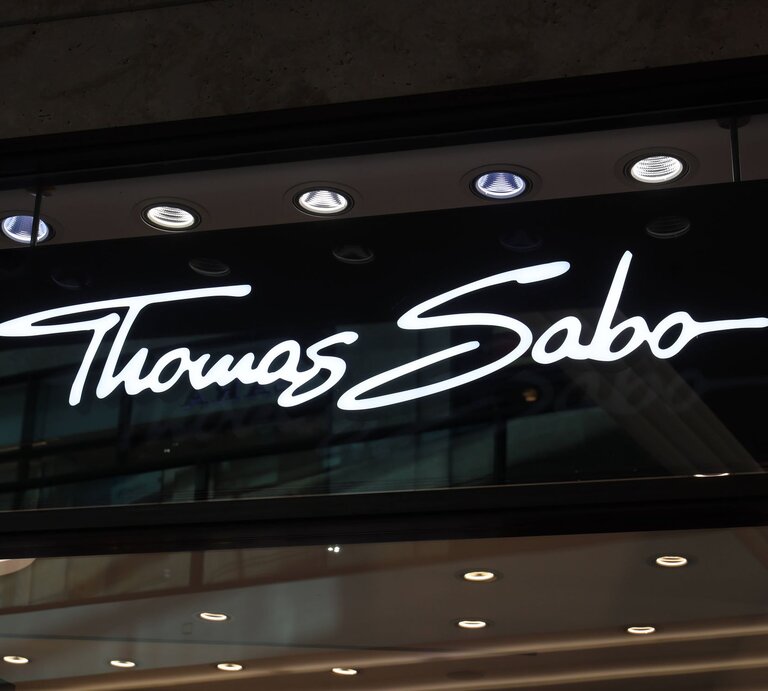 Zu sehen ist ein leuchtendes Schild, auf dem "Thomas Sabo" zu lesen ist. | © IMAGO / snowfieldphotography
