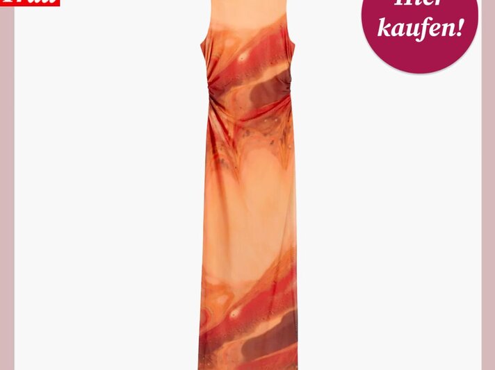Langes, ärmelloses Sommerkleid in Orange-Rottönen mit Kauf-Button auf hellrosa Hintergrund | © C&A