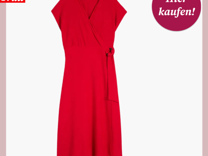 Rotes Wickelkleid mit kurzen Ärmeln und seitlicher Schleife vor neutralem Hintergrund. | © C&A