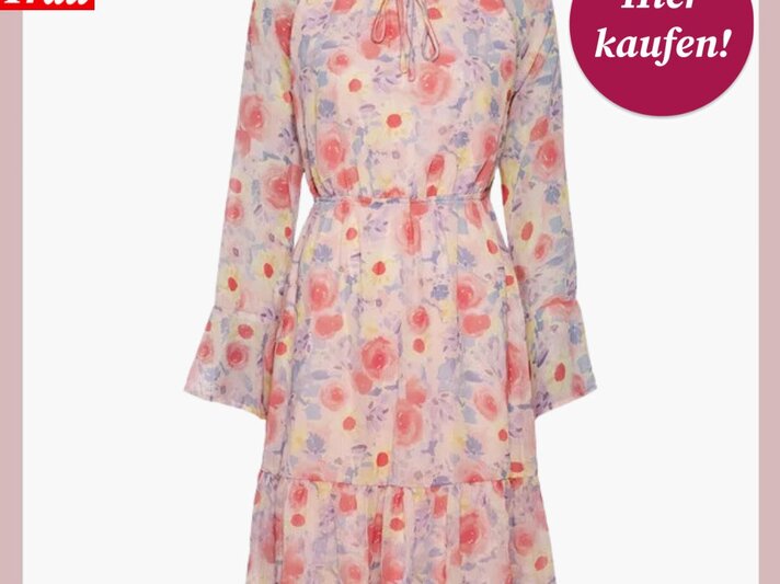 Das Bild präsentiert ein zartes, blumig bedrucktes Kleid mit einer Kombination aus Rosa-, Gelb- und Lilatönen auf einem hellen Untergrund. Das Kleid hat lange Ärmel, die an den Enden ausgestellt sind, und einen runden Halsausschnitt mit einer Kordel zum Binden. Es zeichnet sich durch einen elastischen Taillenbund aus und endet in einem gefalteten Saum. Das Outfit ist vor einem einfarbigen, pastellrosa Hintergrund positioniert, und in der oberen rechten Ecke des Bildes befindet sich ein rundes, bordeauxrotes Etikett mit der weißen Aufschrift "Hier kaufen!". In der oberen linken Ecke ist das Logo "Bild der Frau" in Weiß auf einem roten Hintergrund zu sehen. | © Lidl
